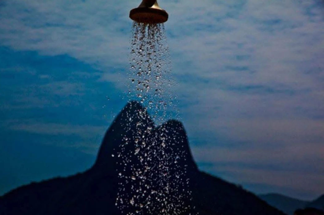 Montanha diante do céu azul com reflexo de uma figura
