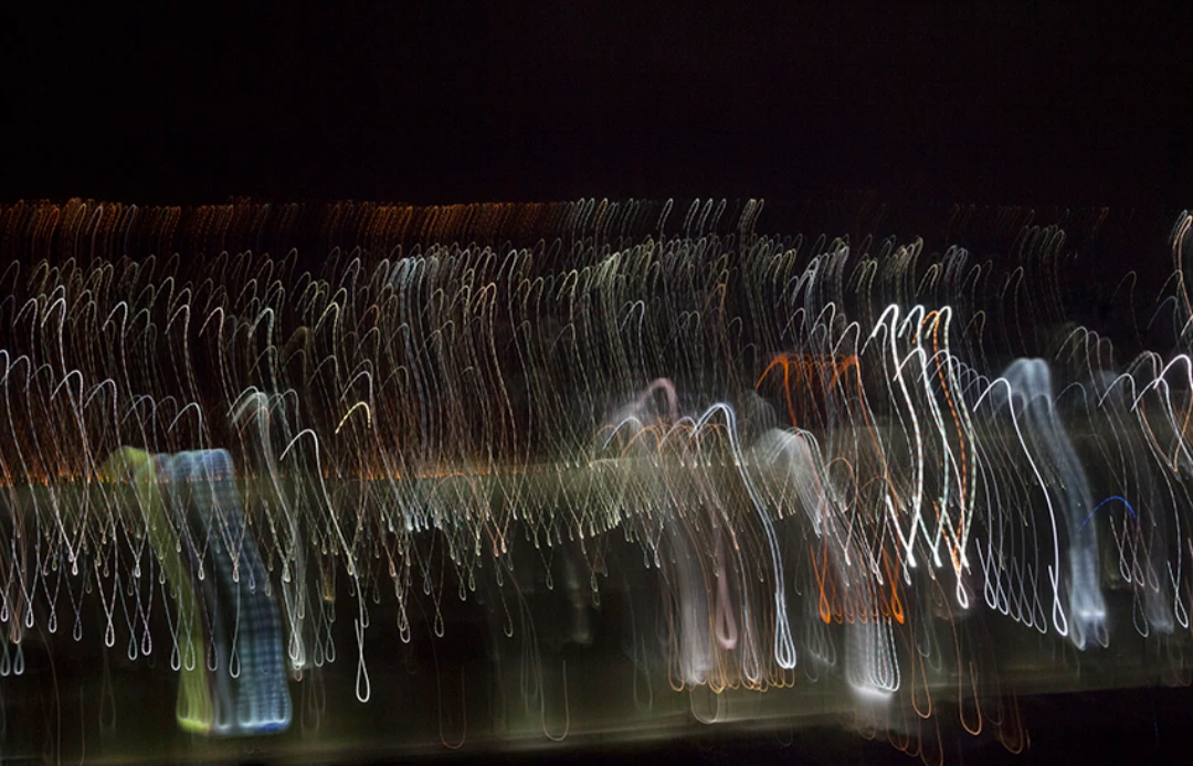 Rastros de luz em uma paisagem noturna