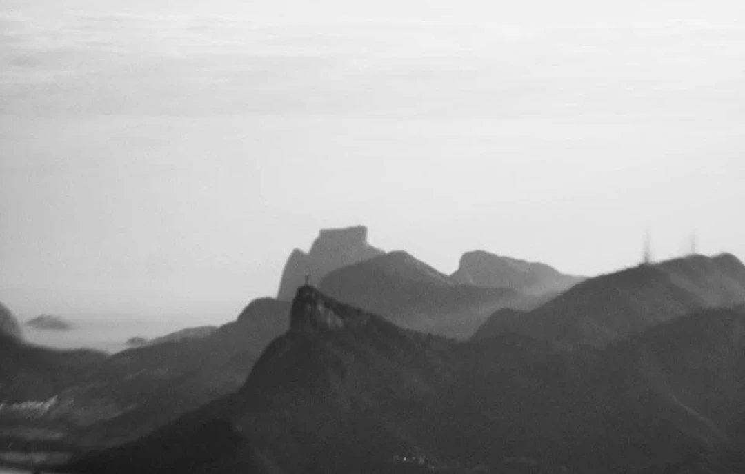 Camadas de montanhas em preto e branco e névoa