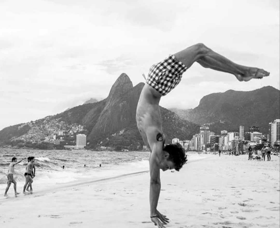 Corpo em movimento na praia