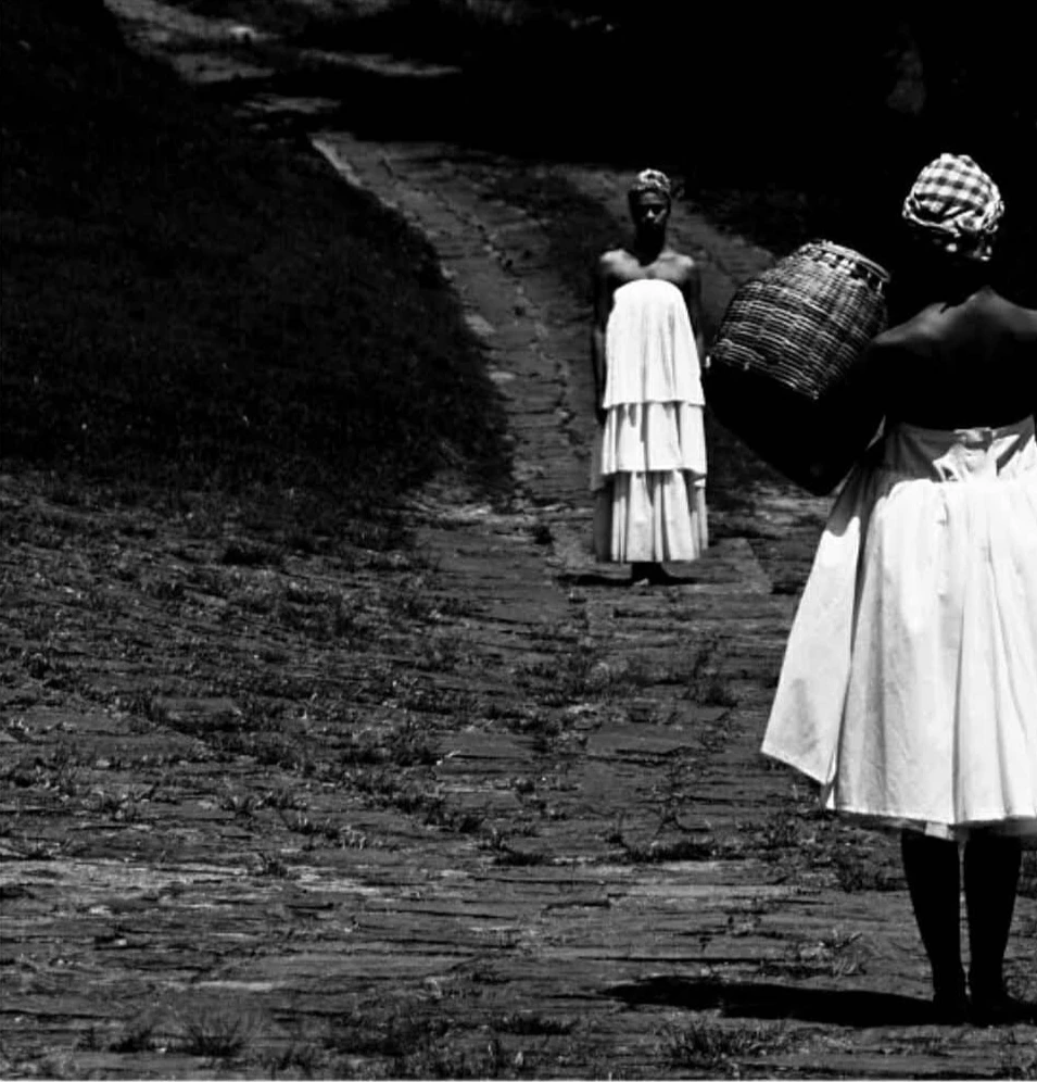 Figuras de branco em uma paisagem rochosa