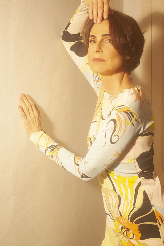 Retrato com roupa clara e sombra na parede