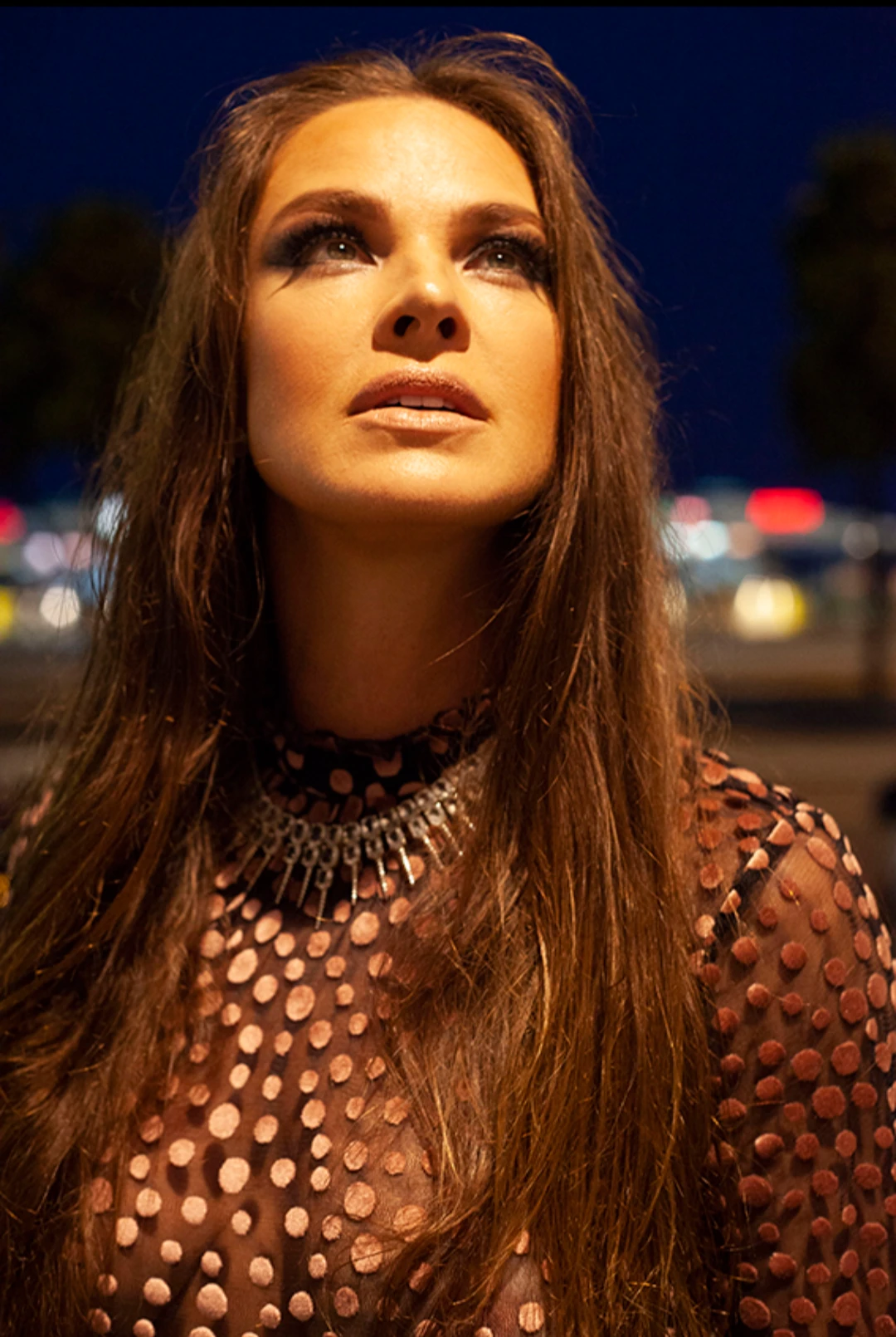 Retrato noturno com colar e roupa escura