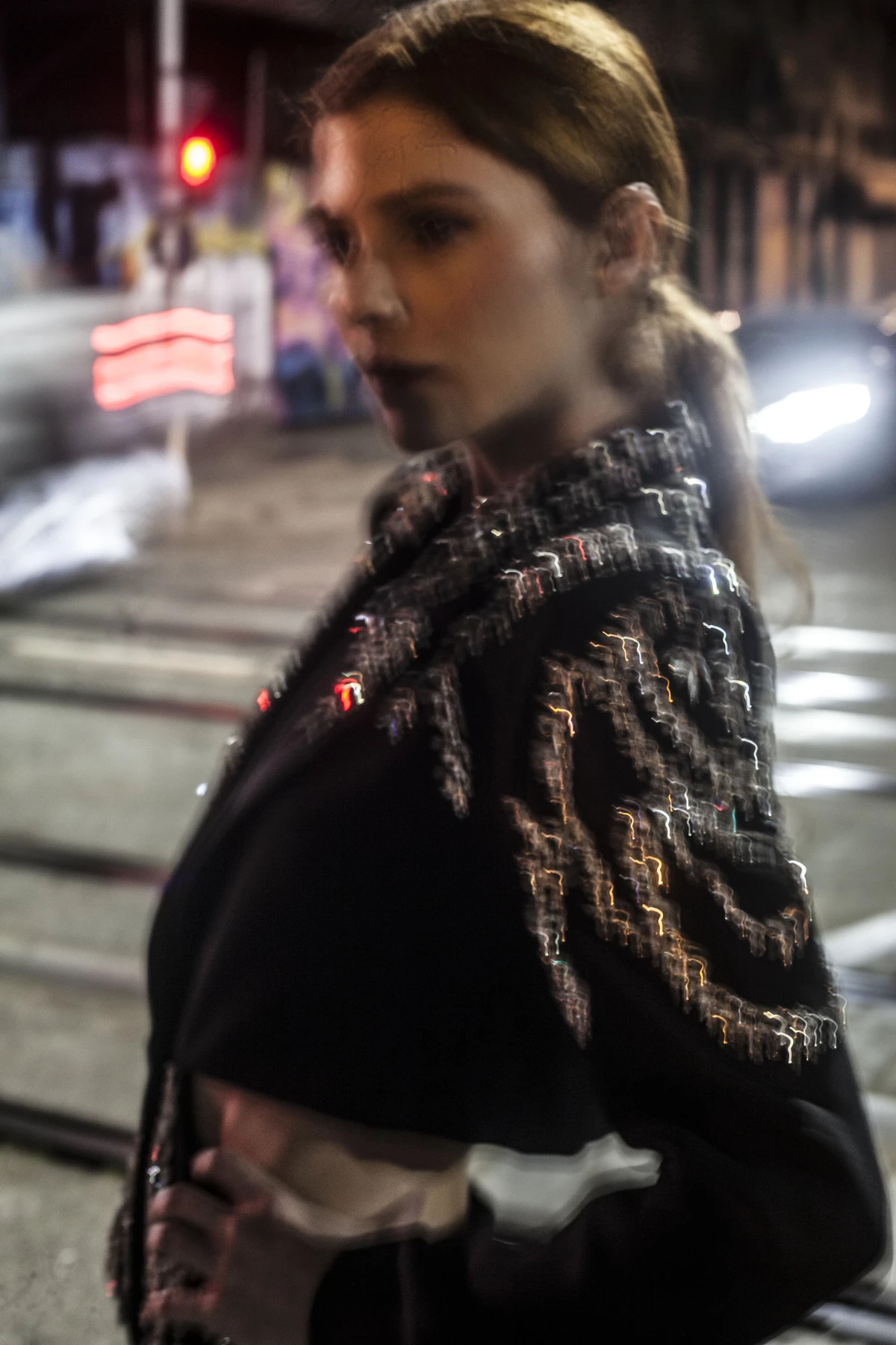 Retrato noturno diante das luzes da rua