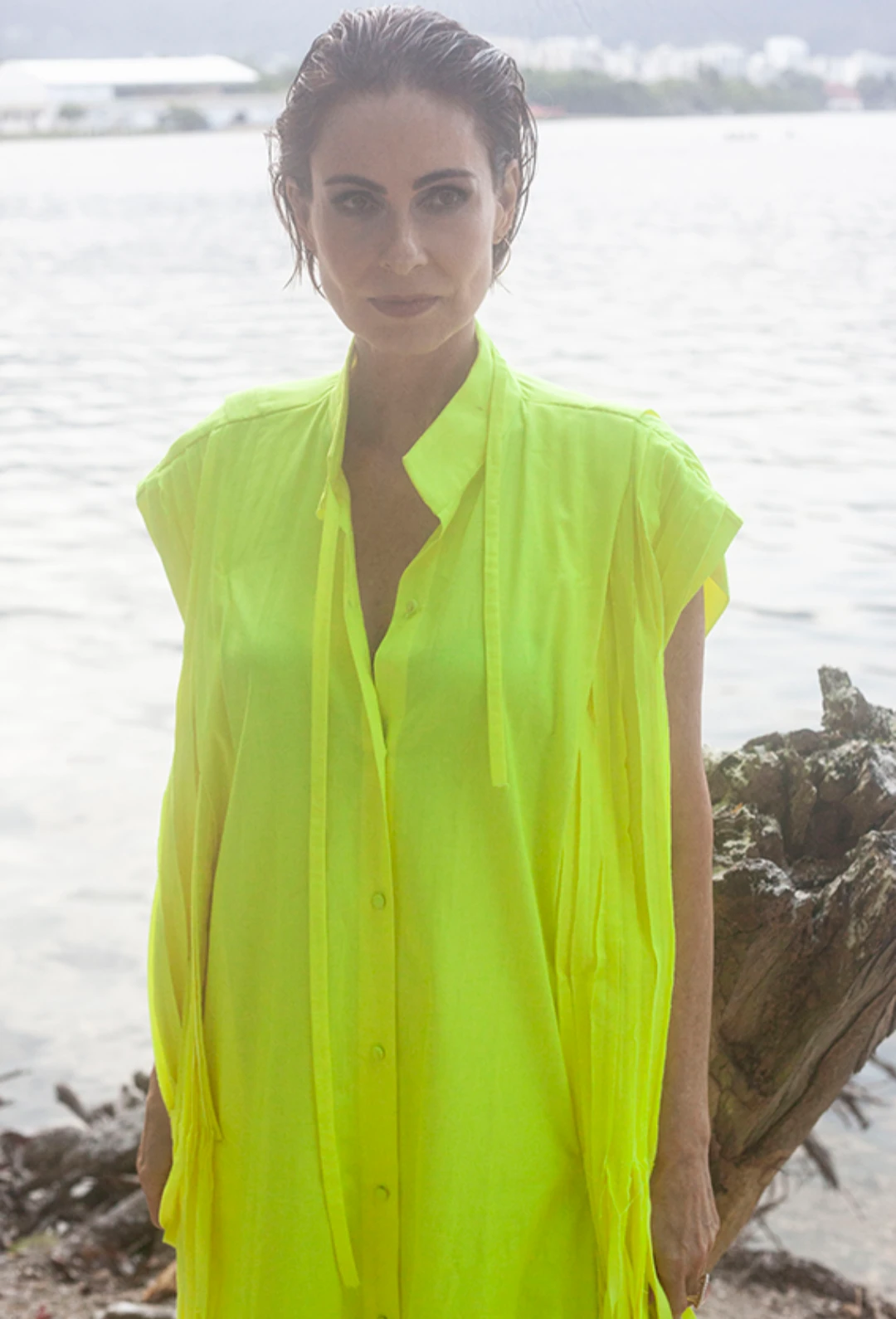 Retrato com roupa verde junto à água