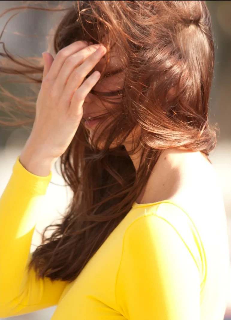 Retrato com tecido amarelo e cabelo ao vento