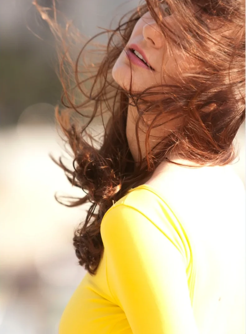 Retrato de perfil com roupa amarela