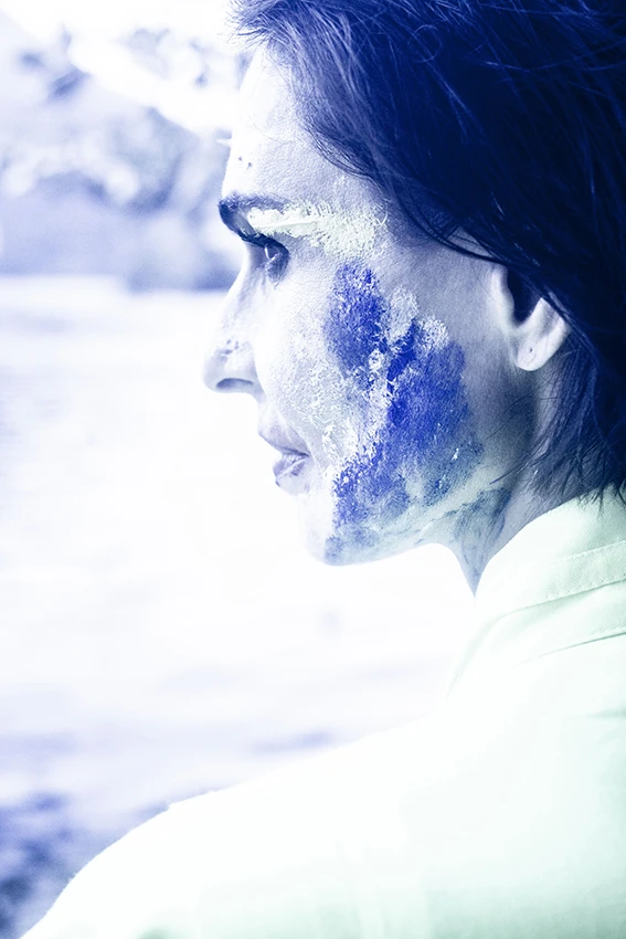 Retrato de perfil sob luz azul
