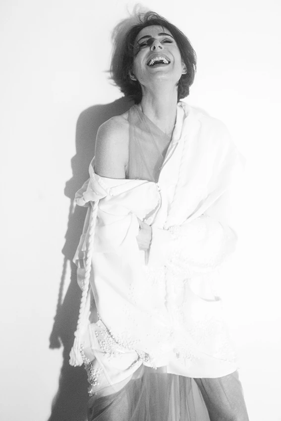 Retrato em preto e branco com roupa branca e os ombros à mostra
