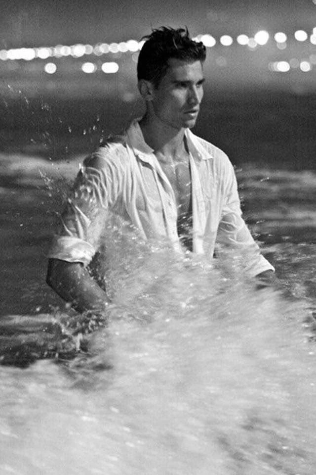 Retrato em preto e branco entre as ondas e a espuma